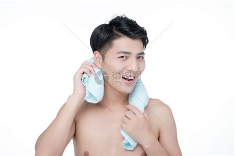 男士洗澡高清图片下载-正版图片501026451-摄图网