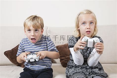 小弟弟和小妹妹在玩电子游戏小孩婴儿高清摄影大图-千库网