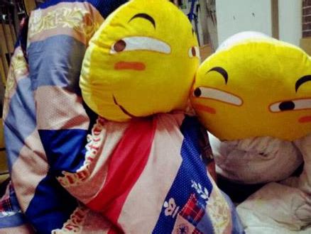 笑脸滑稽抱枕搞笑玩具表情抱枕Emoji靠枕毛绒大玉魔怔人坐垫-阿里巴巴