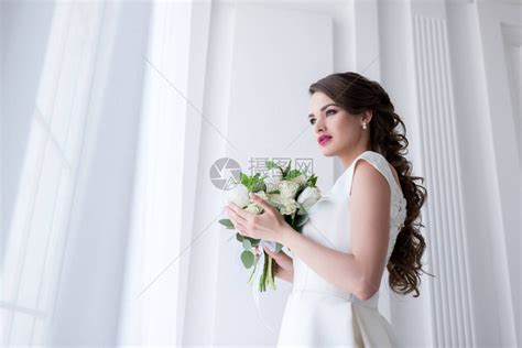 美丽的年轻新娘带着结婚花高清图片下载-正版图片503001885-摄图网