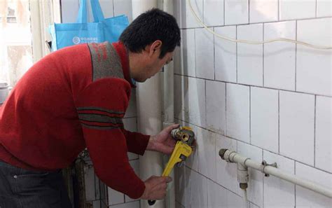 在修水管的男工人,,,摄影,汇图网www.huitu.com