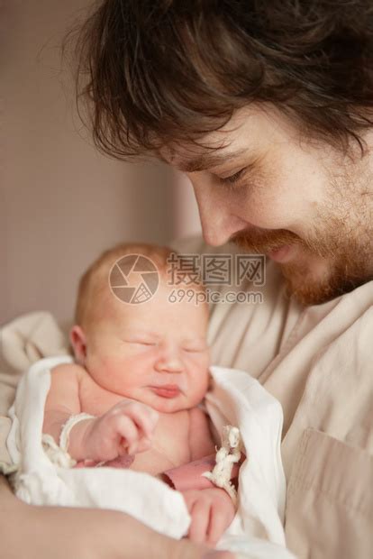 男人抱着刚出生的女儿高清图片下载-正版图片503062886-摄图网