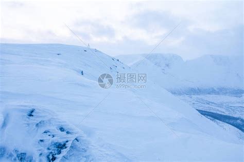 雪地的风景从山上的雪峰到带白树高清图片下载-正版图片506387515-摄图网