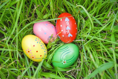 复活节鸡蛋在户外绿草地狩猎高清图片下载-正版图片305836705-摄图网