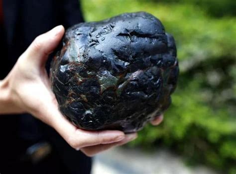 自然科普：如果在路上捡到一块石头，怎么判断它是不是陨石-深i科普