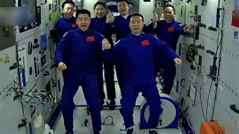 神十四航天员最新影像：出舱结束后蔡旭哲与陈冬刘洋紧紧握手 航天员吃夜宵补充能量_腾讯视频