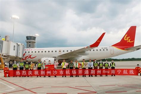 荆州机场迎来首架飞机降落_中国湖北_中国网
