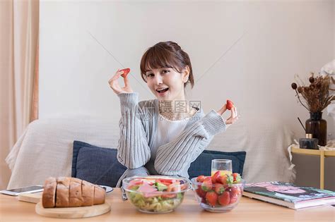居家女性吃早餐高清图片下载-正版图片501169744-摄图网