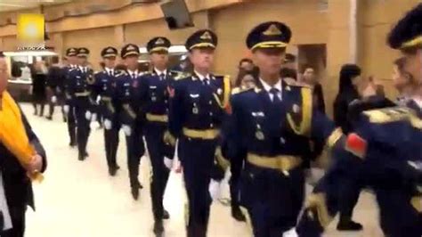 中国三军仪仗队整齐出场，帅气的军装把外国记者都帅结巴了！_腾讯视频