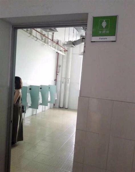 大写的尴尬！广东某大学女厕突现男用小便池，好怕走错厕所......