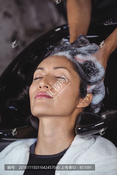 在理发店里洗头的女人,摄影素材,汇图网www.huitu.com