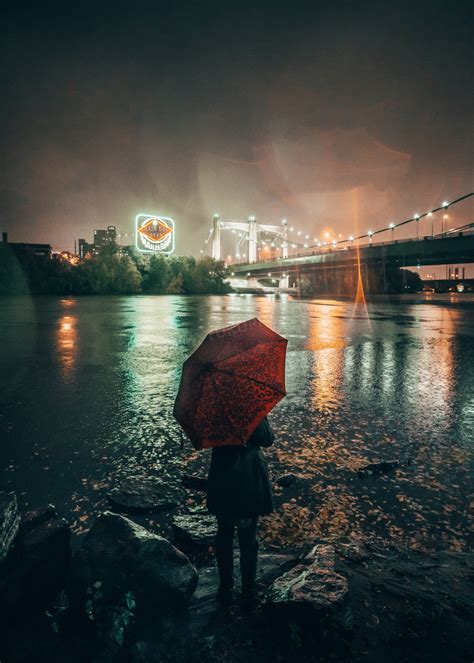 雨中撑伞散步的情侣背影高清图片下载-找素材