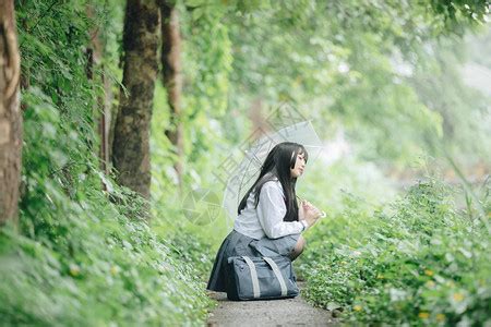 看着公园户外电影陈年风格的日本女学生装扮肖像AsianJapan高清图片下载-正版图片505332236-摄图网