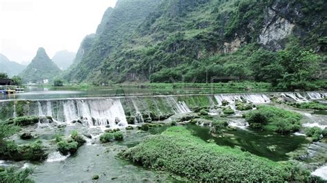 广西河池市凤山县三门海世界唯一“水中天坑”悬浮仙境美到词穷