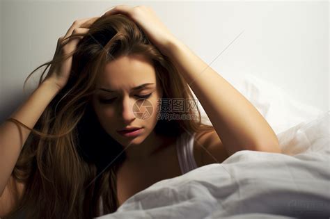 床上失眠的女生高清图片下载-正版图片600496270-摄图网