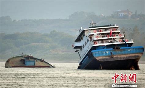 重庆货轮在长江上“腰折”倾覆：载近5000吨钛矿(图)|长江|宜昌_凤凰资讯