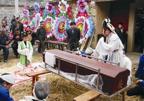 上海农村丧葬风俗：五七下葬，请了道士、烧了“房子”、花了票子