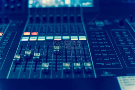 用于混音器控制的老式音调特写按钮设备音乐家DJ和音响工程师的混音器将遥控器与彩色霓虹灯混合夜总会高清图片下载-正版图片506176401-摄图网