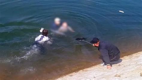父子落入湖中，路过女警跳水将两人救起_凤凰网视频_凤凰网
