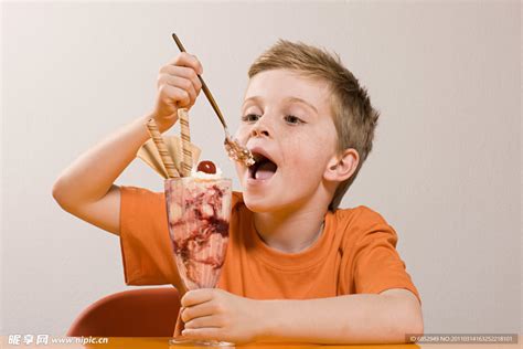 吃冰激凌的男孩摄影图__儿童幼儿_人物图库_摄影图库_昵图网nipic.com