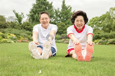 健身房里的女人划船机上锻炼高清图片下载-正版图片300166105-摄图网