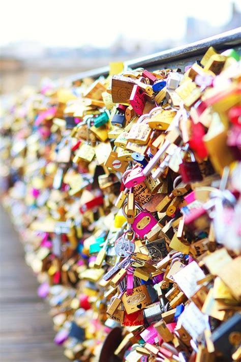 巴黎的爱情锁桥，又叫爱情桥，很浪漫，恋人游巴黎必去的景点之一