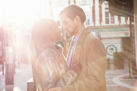夫妻在街上面对面站着拥抱高清图片下载-正版图片501861687-摄图网