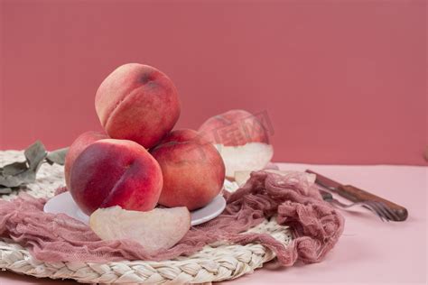 蜜桃熟了春季食物粉色海报背景图片免费下载-千库网