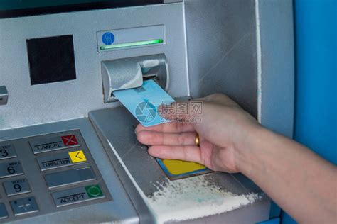交易退出钱包女用手指按自动取款机按钮高清图片下载-正版图片308040392-摄图网