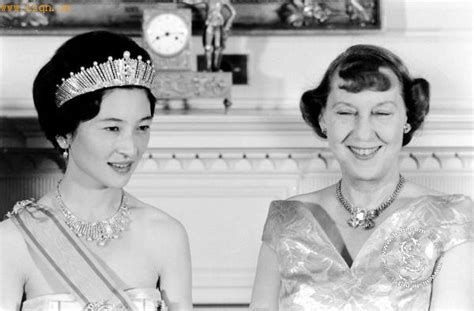 看日本皇室美智子上皇后绝版照片，你会明白为何她能有今天的地位|日清|美智子|日本皇室_新浪新闻