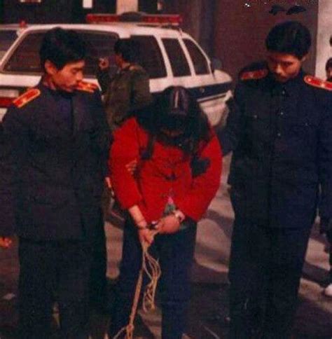 老照片：1983年严打时，即将被狱警枪毙的女囚生前最后一刻|女囚|严打|刑场_新浪新闻
