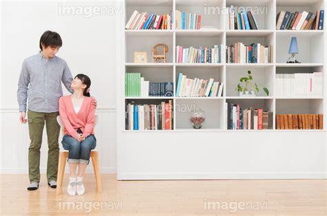 【本棚とカップル】の画像素材(10039772) | 写真素材ならイメージナビ