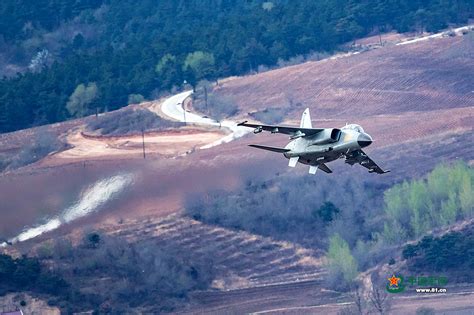 震撼！飞行员这样驾驶战机超低空穿越山谷 - 中国军网
