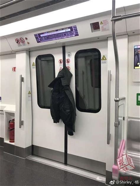 男子乘地铁衣服被车门夹11站 紧急通话装置可解围_湖北频道_凤凰网