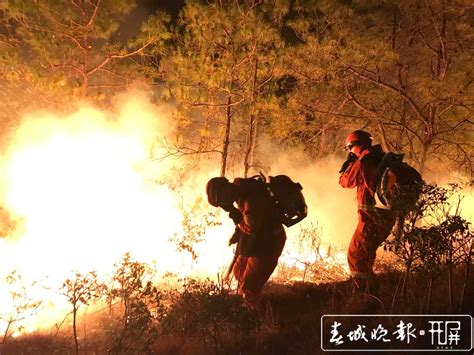消防员正在扑灭火灾PNG图片素材下载_正在PNG_熊猫办公