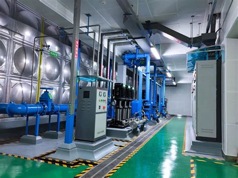 空调冷水机组安装现场实拍图-广东康合实验技术有限公司