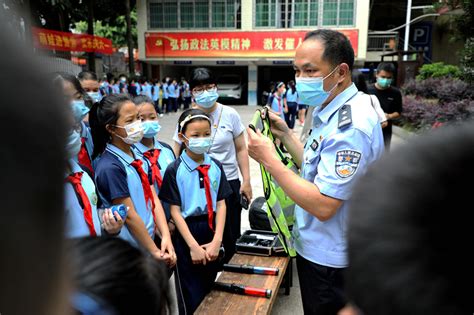 小学生进警营 别样六一“警”彩过--中国警察网