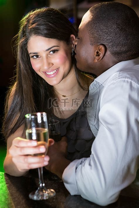 男人在吧台亲吻女人高清摄影大图-千库网