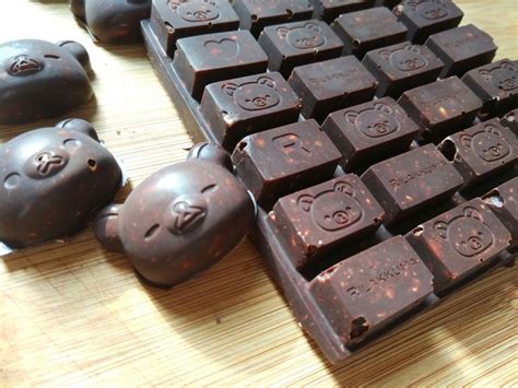 红色格子桌上木制的自制巧克力巧克高清图片下载-正版图片502818685-摄图网