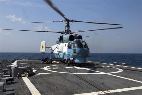 直-9C舰载反潜直升机着舰实拍，是一种多功能中型舰载直升机……
