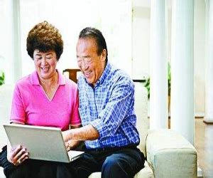 老年人使用电脑高清摄影大图-千库网
