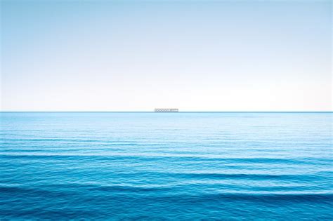 大海摄影素材海面平静湛蓝的海水与天空在无穷远处连接在一起