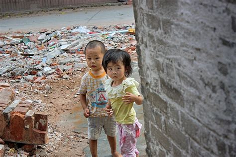 【在废墟上玩耍的孩子摄影图片】纪实摄影_太平洋电脑网摄影部落