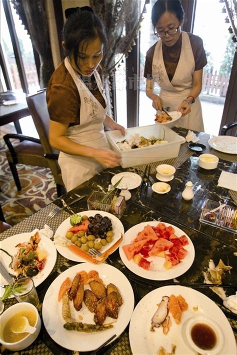 吃自助餐时，服务员会经常过来收盘子，其实并不是因为她们勤快__财经头条