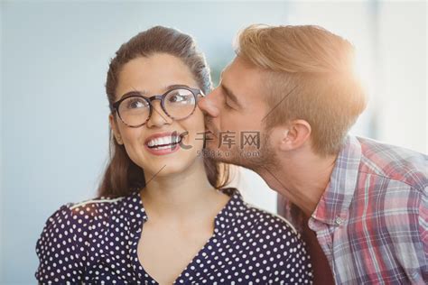 深情的男人亲吻女人高清摄影大图-千库网
