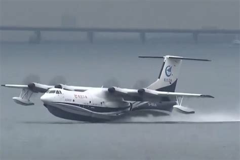 "鲲龙"出水一飞冲天 国产两栖飞机AG600水上首飞-中国南海研究院