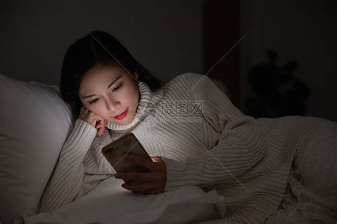 青年女性夜晚熬夜玩手机高清图片下载-正版图片501539125-摄图网