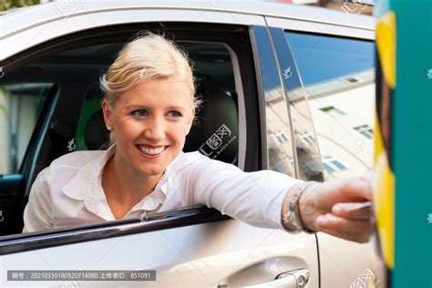 生气的青年女人驾车高清图片下载-正版图片507610532-摄图网