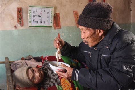 临沂八旬老人细心照顾瘫痪老伴56年_ 视频中国