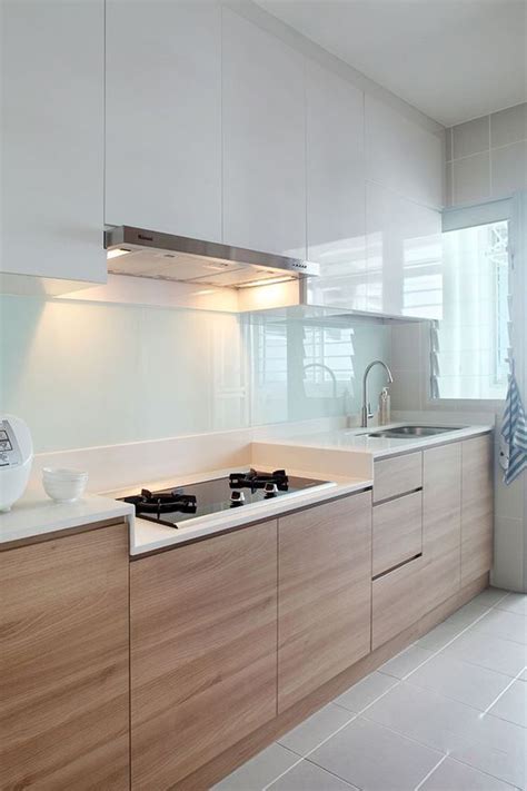 木质的橱柜构成一个U型的厨房格局，临窗的明亮采光，让烹饪更加宽松舒适。-家居美图_装一网装修效果图
